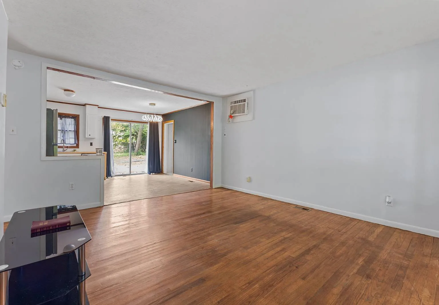 3 bed, 1.5 bath, 1044 sqft, $1,500 — Photo 3