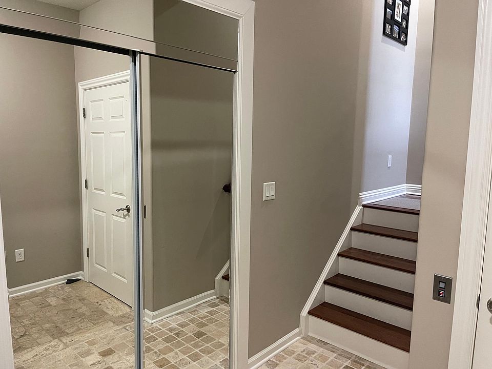 1st image of 402 Georgetowne Ct