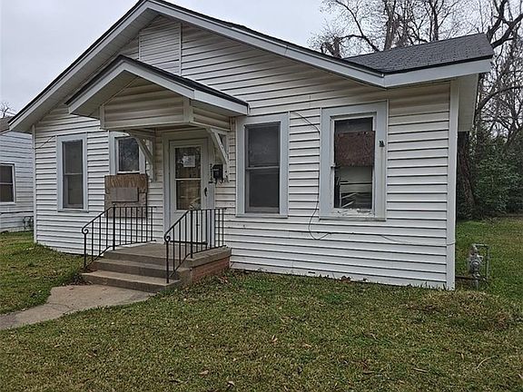 2nd image of 2214 Alma St