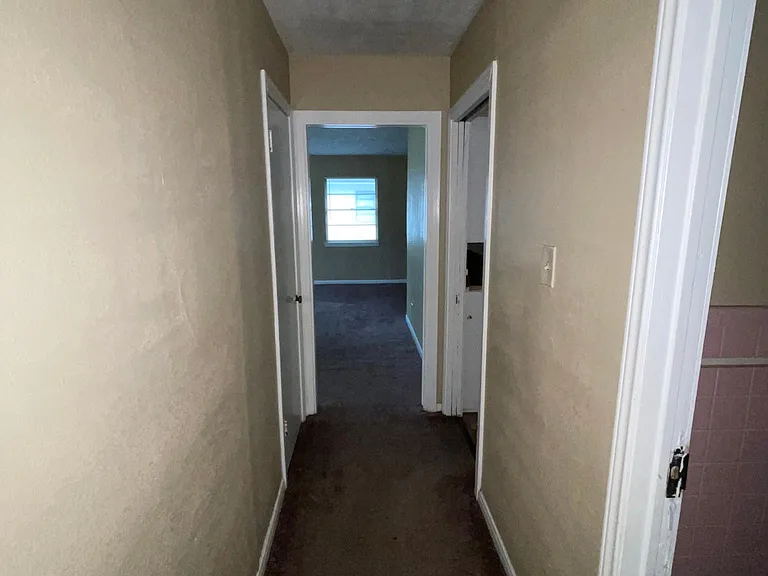 257 Roxton Ln — Photo 4