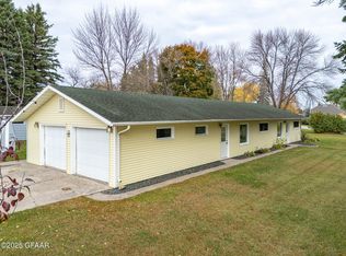 1112 Dakota Ave, Hatton, ND 58240