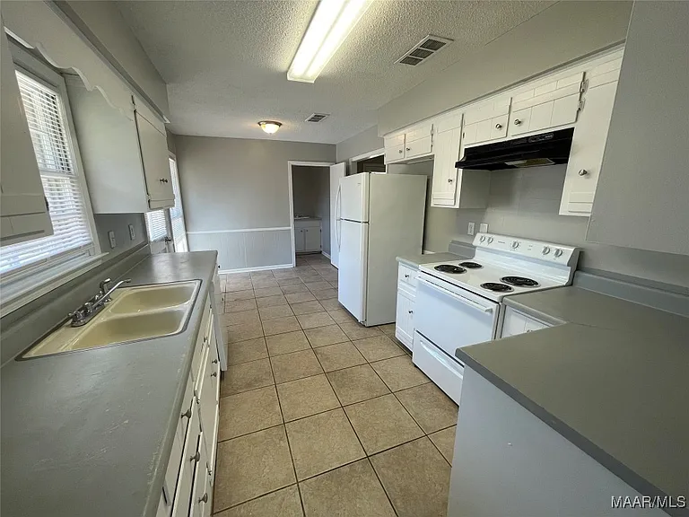 3925 Strathmore Dr — Photo 9