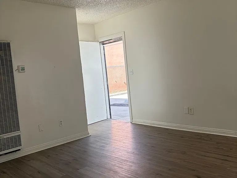 736 W Century Blvd — Photo 2