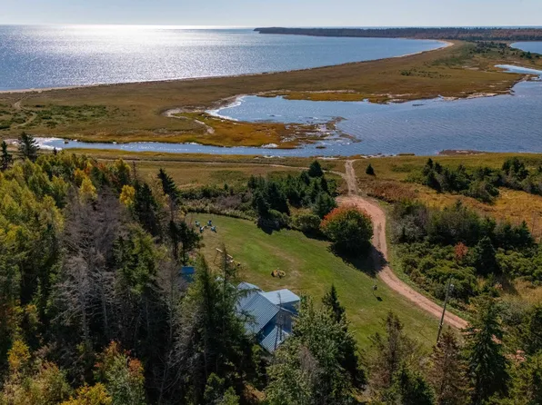 294 Bruce Point Rd, Saint George's Parish, PE C0A 1G0