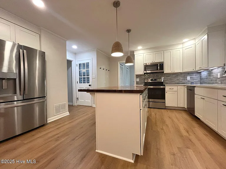 440 E Massachusetts Ave — Photo 8