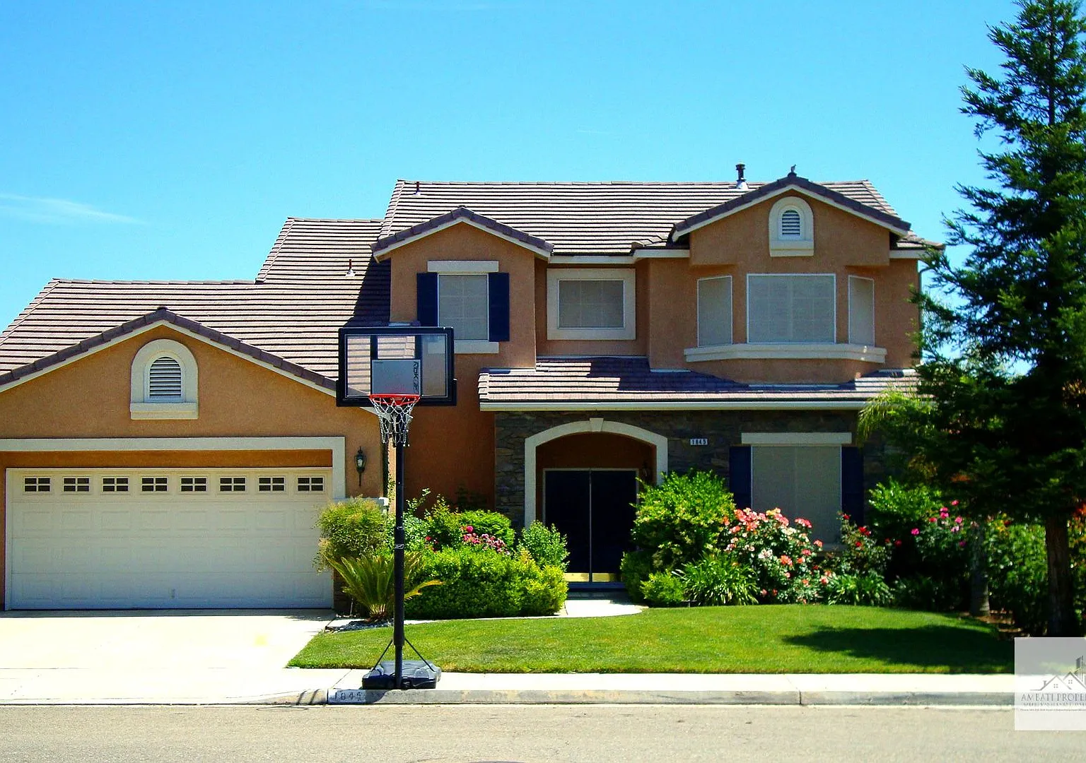 Beautiful Clovis Home with a pool... — Photo 1