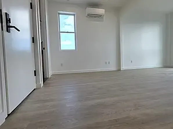 313 Linden Street image 2 of 9