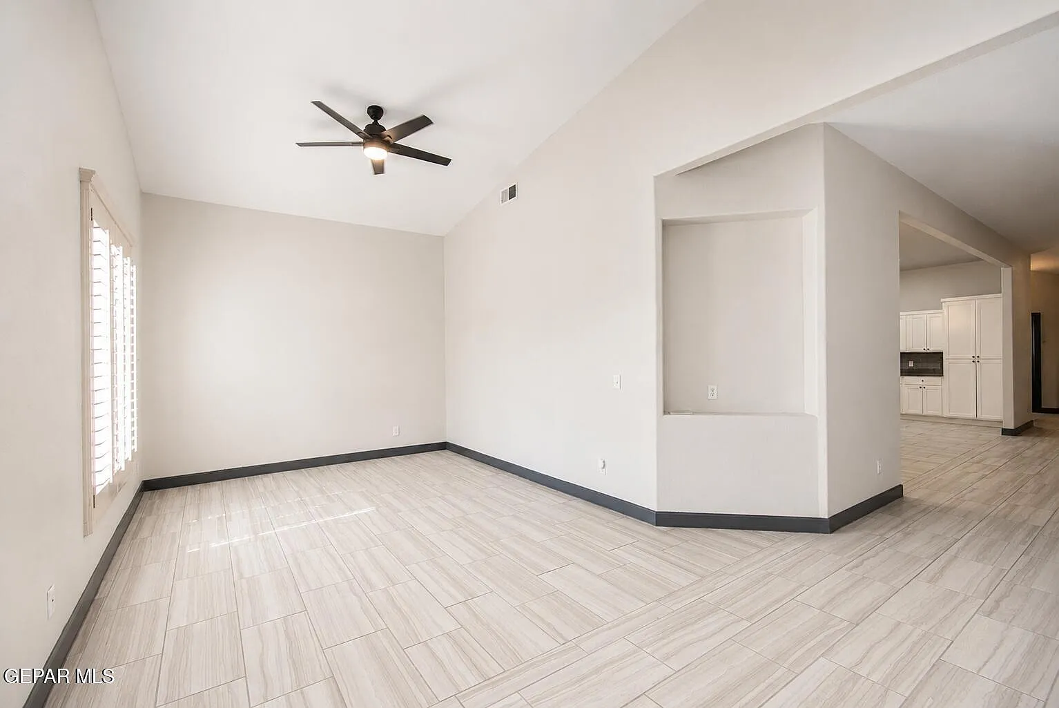 5 bed, 4.0 bath, 4164 sqft, $4,400 — Photo 4