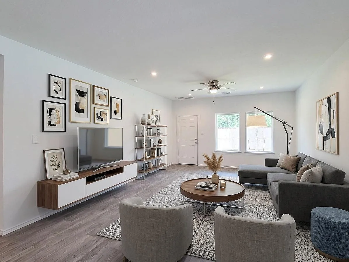 4 bed, 2.5 bath, 2206 sqft, $2,100 — Photo 2