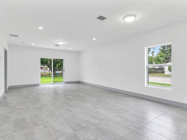 2360 NW 14th St — Photo 5