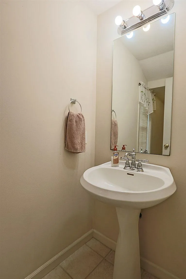 2623 E Oaklawn CT - 0 — Photo 3