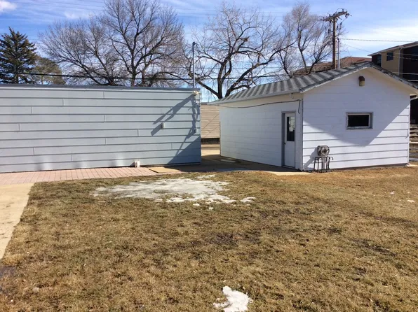1045 1st St W, 1045 1st St W #2, Dickinson, ND 58601