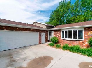 2017 Sierra Dr, Pekin, IL 61554