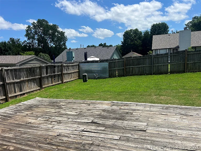 1105 W Fredericksburg St — Photo 12
