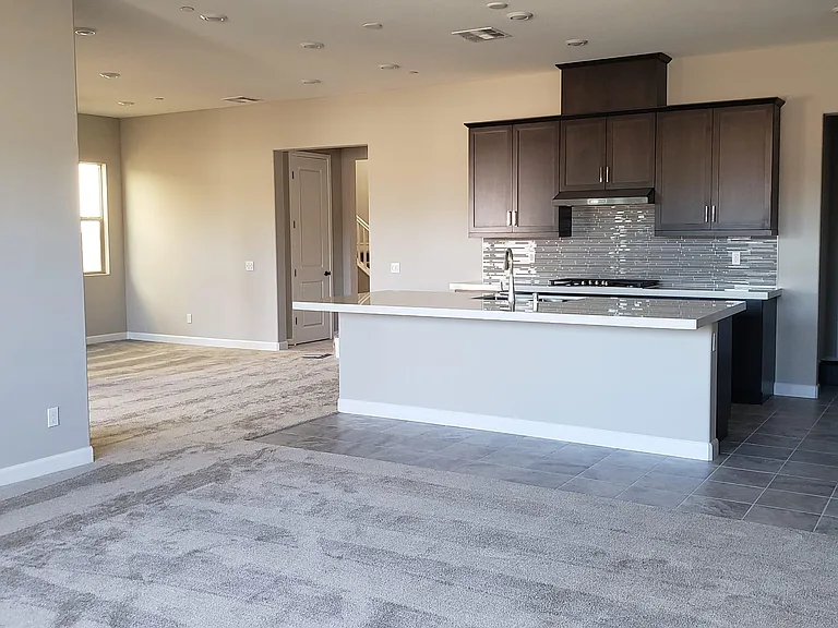 303 Creekview Ct — Photo 4