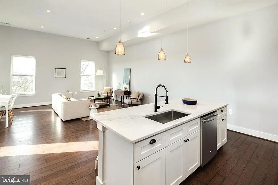 Modern 2 Bed in Park View with Private Roof Deck Access! Parking Included! — Photo 1
