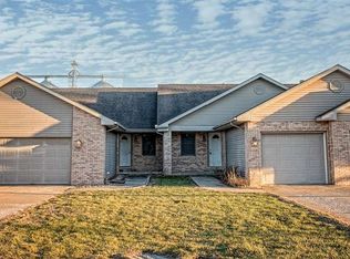 702 N Prairie St, Raymond, IL 62560