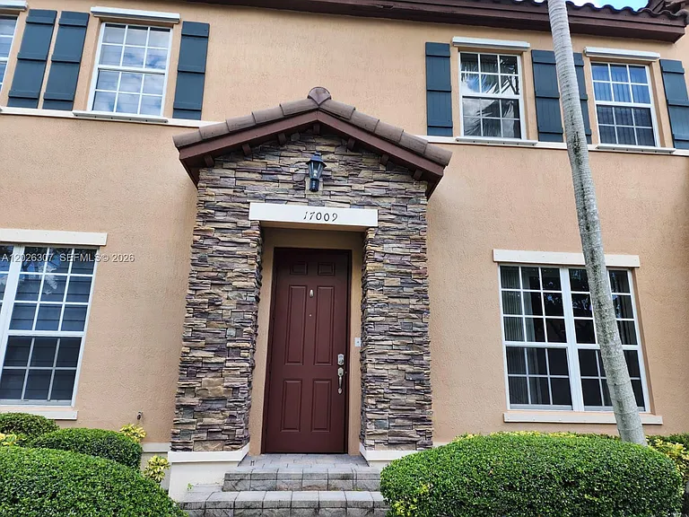 17009 SW 94th Ter — Photo 1