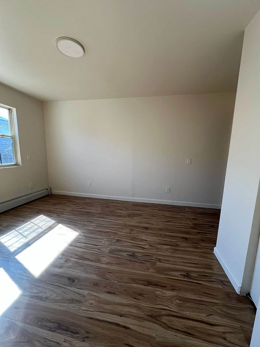 Building Photo - 69-19 Bayfield Ave #1