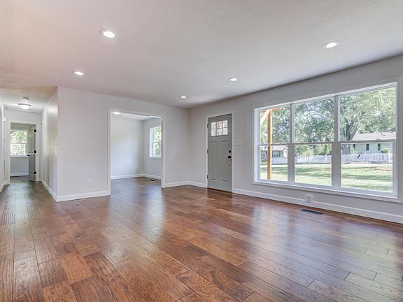3rd image of 815 Montacres Ln
