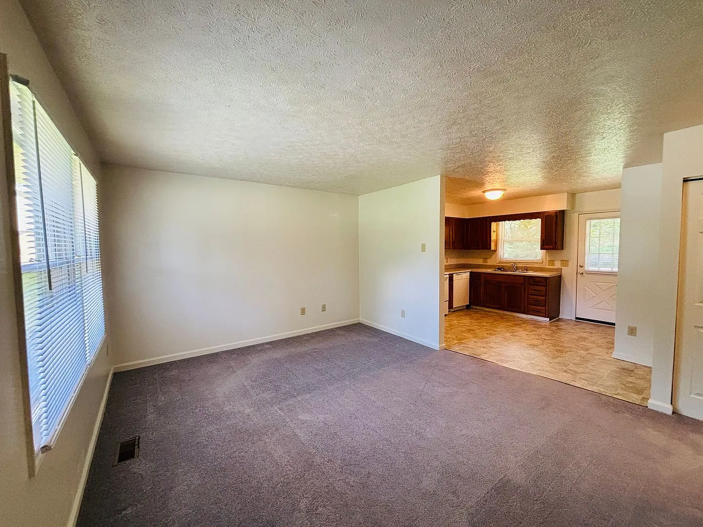 1075PH - 1170 Brown St.- M — Photo 2