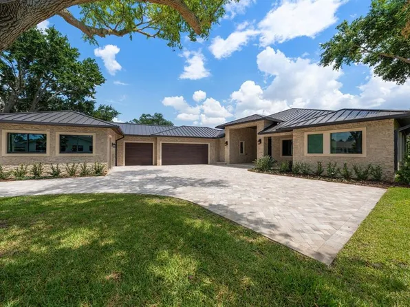 19 Hibiscus Rd, Belleair, FL 33756