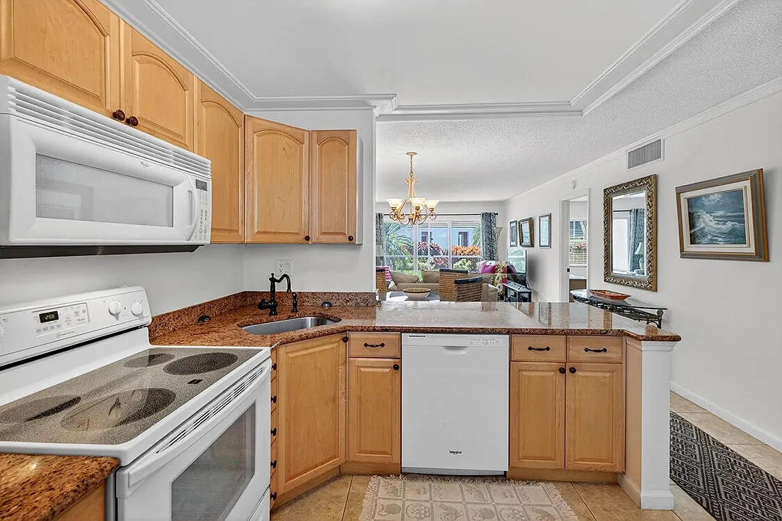 1541 S Ocean Blvd — Photo 4