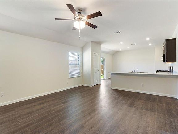 4th image of 3901 Oak Creek Cir