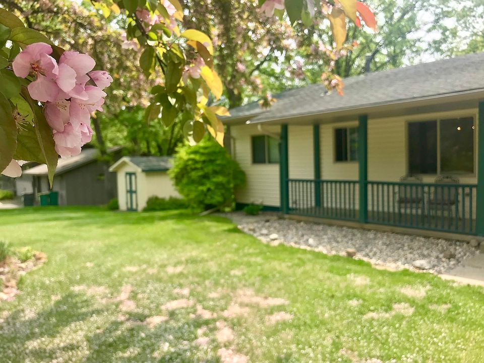 1st image of 826 Scenic Dr NE