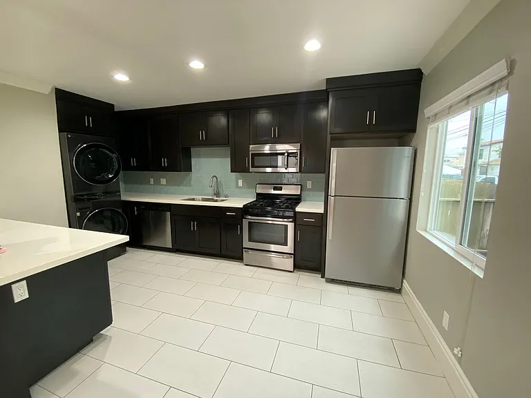 AC! In Unit Washer & Dryer! Reserved Onsite Parking! Downstairs Home! — Photo 14