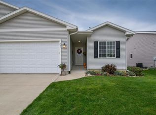 235 Ridgewood Dr, Hiawatha, IA 52233