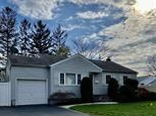 3 Wensley Rd, Plainview, NY 11803