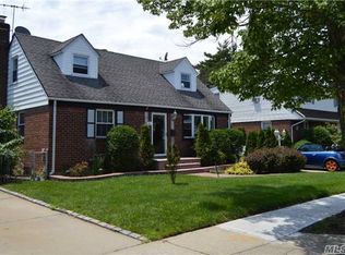 68 Molyneaux Rd, Valley Stream, NY 11580