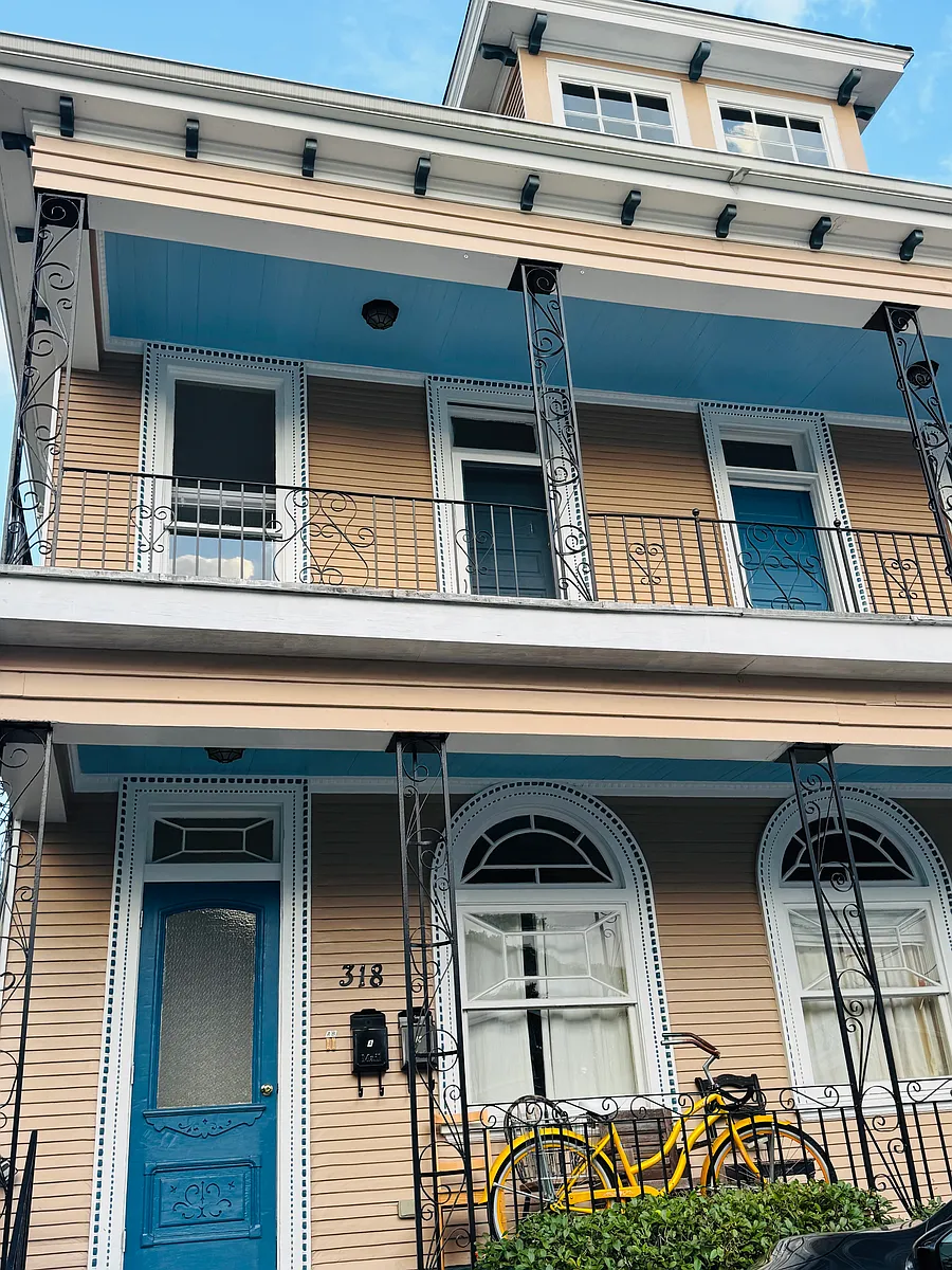 apartment is upstairs and has a balcony porch - 318 S Pierce St #B
