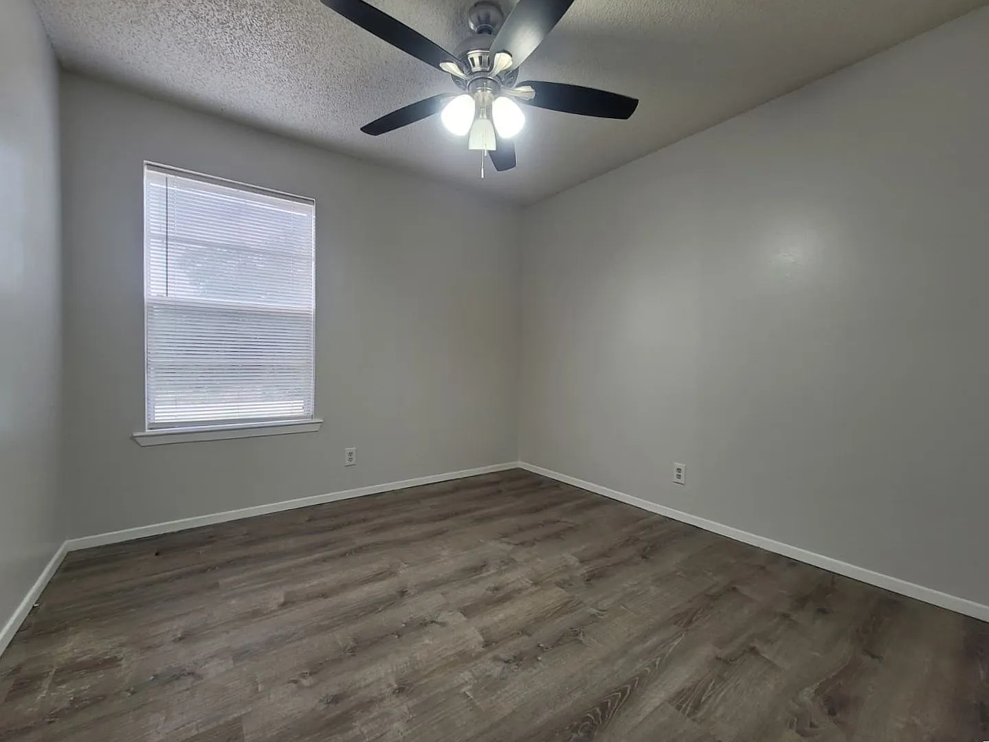 3 bed/1.5 Bath Near Lake — Photo 4