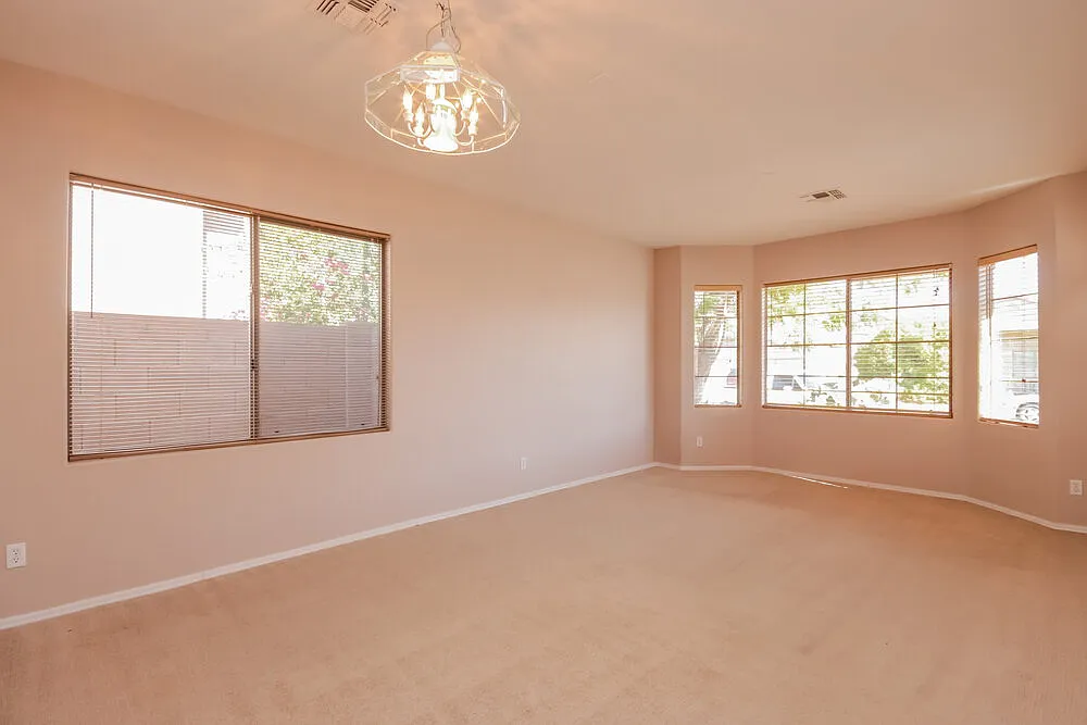 4 bed, 2.0 bath, 2071 sqft, $2,255 — Photo 4