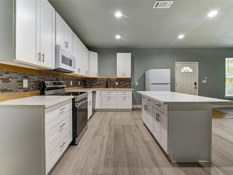 4323 Continental Dr — Photo 40