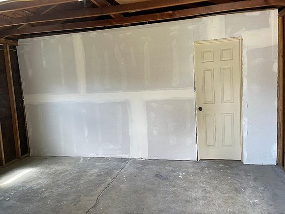 5th image of 918 W Stewart Ave