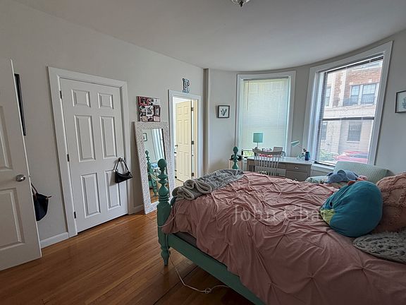 3rd image of 3 Sutherland Rd APT 4