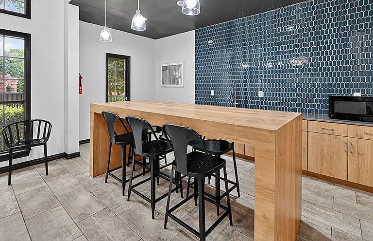 The Versailles Apartments — Photo 21