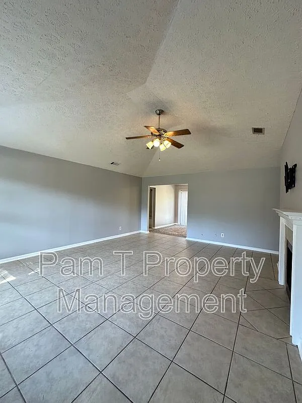 3 bed, 2.0 bath, 1417 sqft, $2,495 — Photo 2