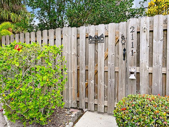 2nd image of 2111 Vista Oaks Cir NE