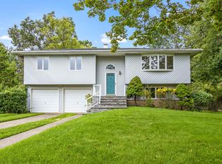 30 Jeanne Ave, Port Jefferson Station, NY 11776