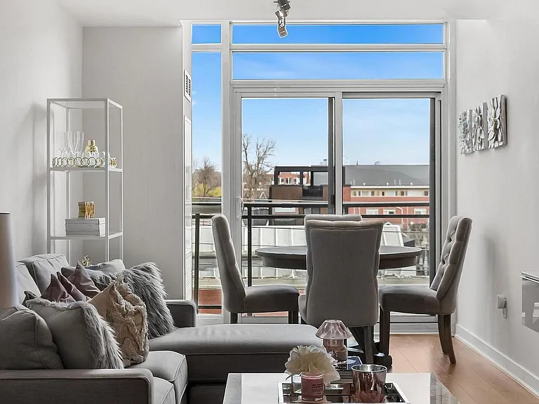 775 King St W #425 — Photo 5