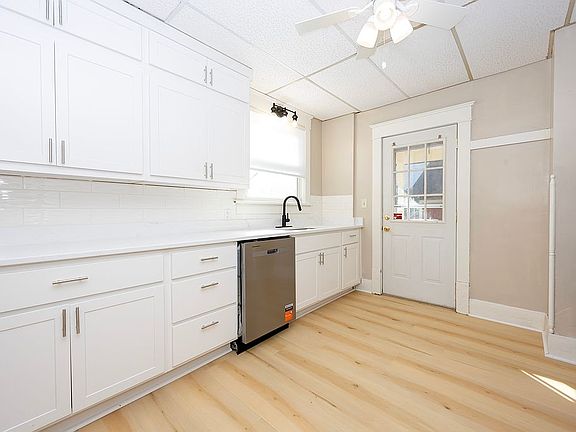 4th image of 121 Chestnut Ave NE