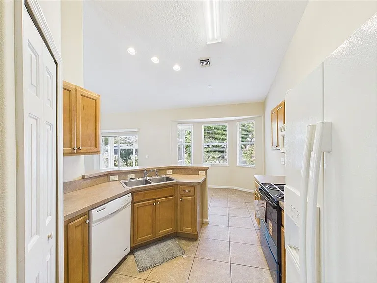462 Lloyd St — Photo 13
