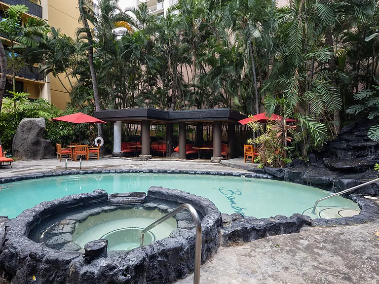 Kuhio Ave — Photo 14
