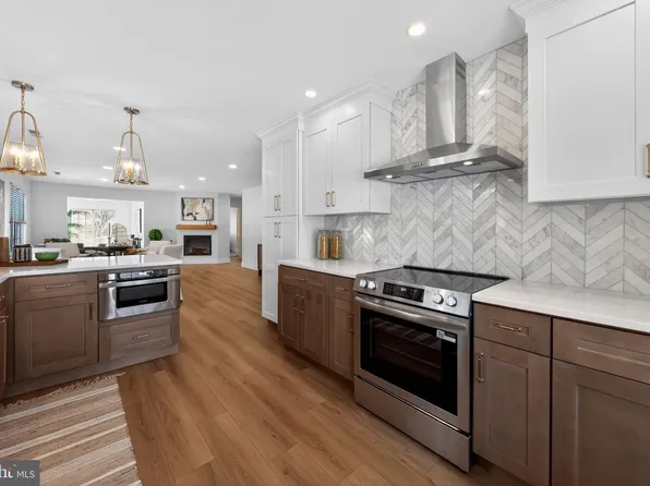 9 Avandale Ct, Mount Laurel, NJ 08054