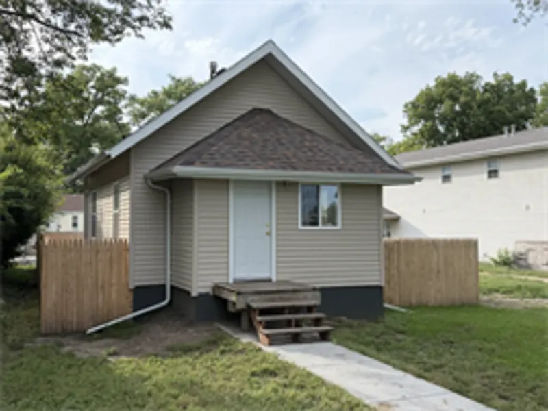 3 bed, 1.0 bath, $1,599 — Photo 1