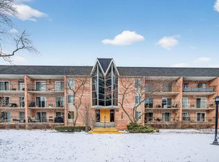 1041 N Mill St APT 203, Naperville, IL 60563